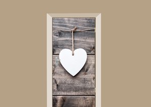 Deursticker wit hart op houten schuur